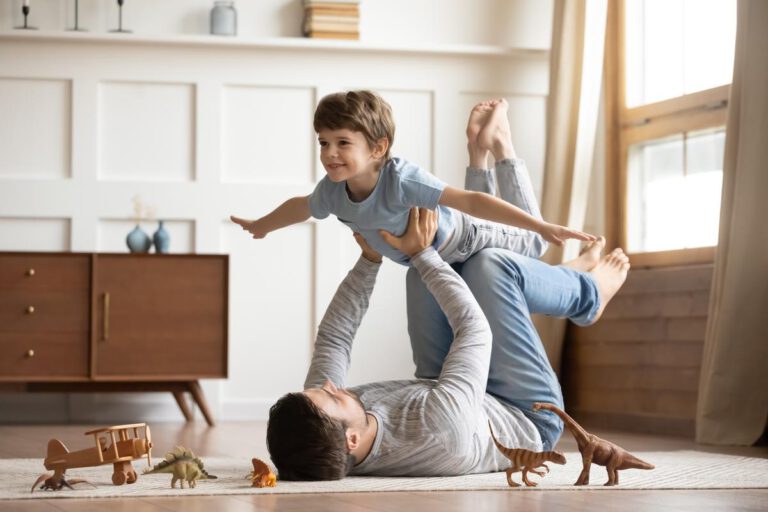 Vater und Sohn spielen Flieger